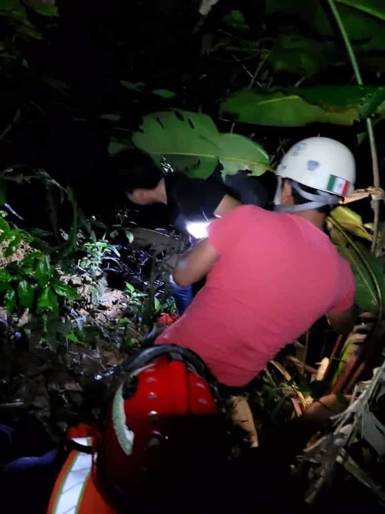 Rescatan a menor de 17 años de un barranco en Fortín