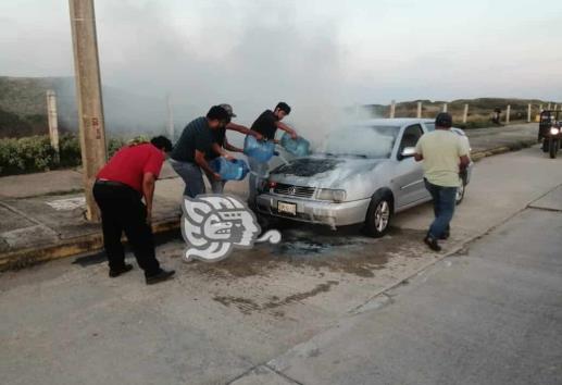 Con garrafones, apagan auto en malecón de Coatzacoalcos (+Video)