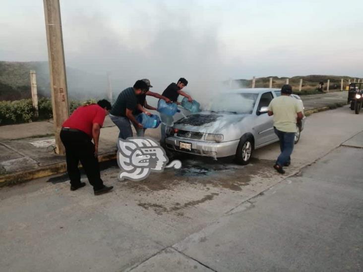 Con garrafones, apagan auto en malecón de Coatzacoalcos (+Video)