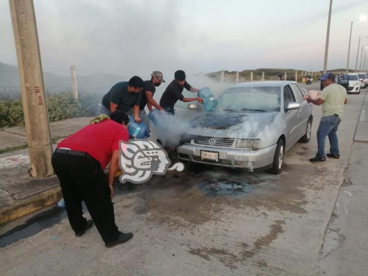 Con garrafones, apagan auto en malecón de Coatzacoalcos (+Video)