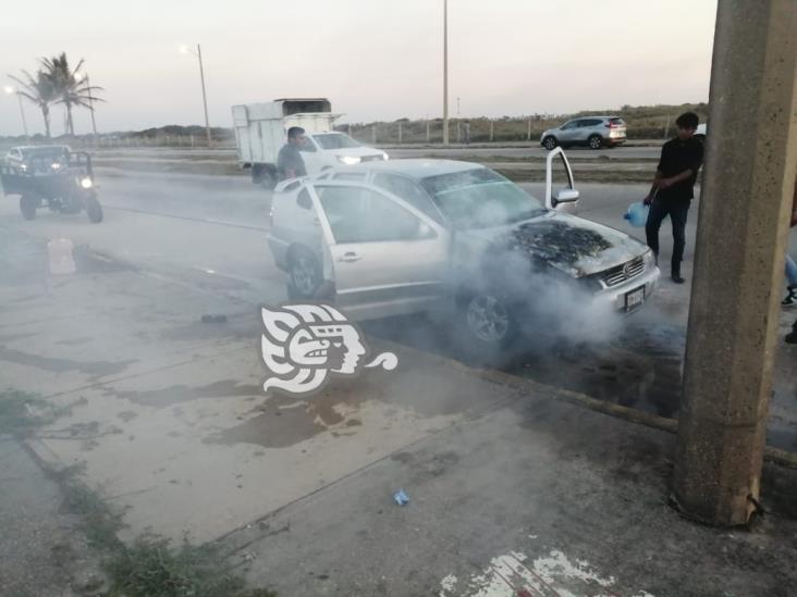 Con garrafones, apagan auto en malecón de Coatzacoalcos (+Video)