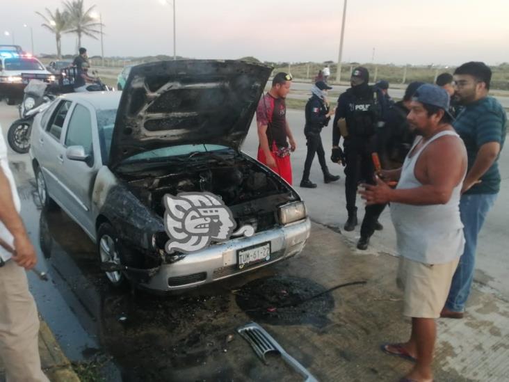 Con garrafones, apagan auto en malecón de Coatzacoalcos (+Video)