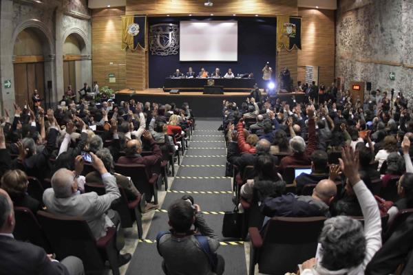 Exigen 33 investigadores y académicos a la UNAM retirar título a Yasmín Esquivel