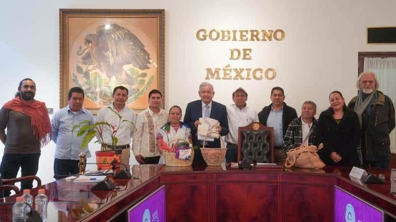 Presidente recibe en Palacio Nacional a integrantes de la cooperativa Tosepan, de Puebla