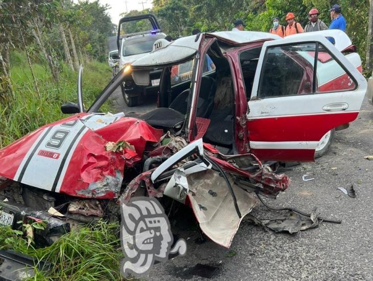 Chocó contra el poste de luz; dos lesionados y pérdida total de la unidad en Ixhuatlan