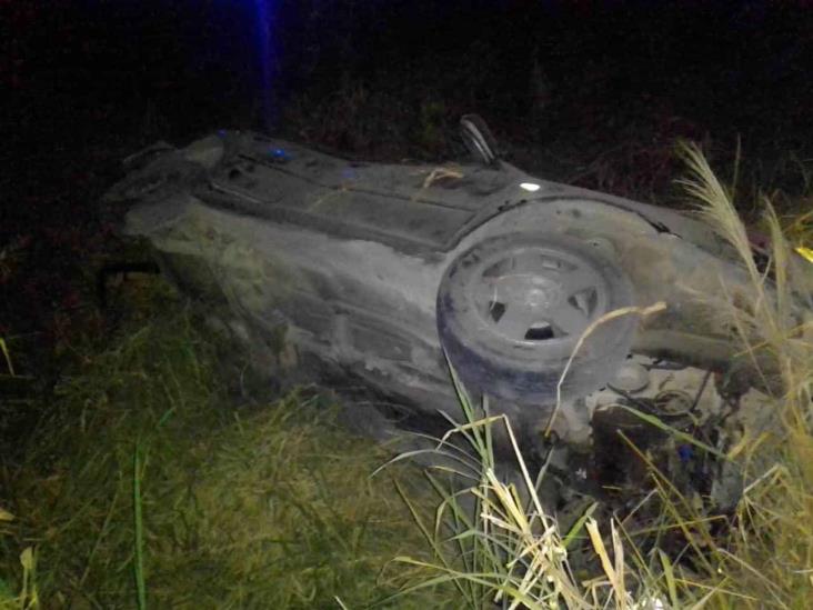 Abandonan vehículo volcado en las afueras del basurero municipal de Cuitláhuac