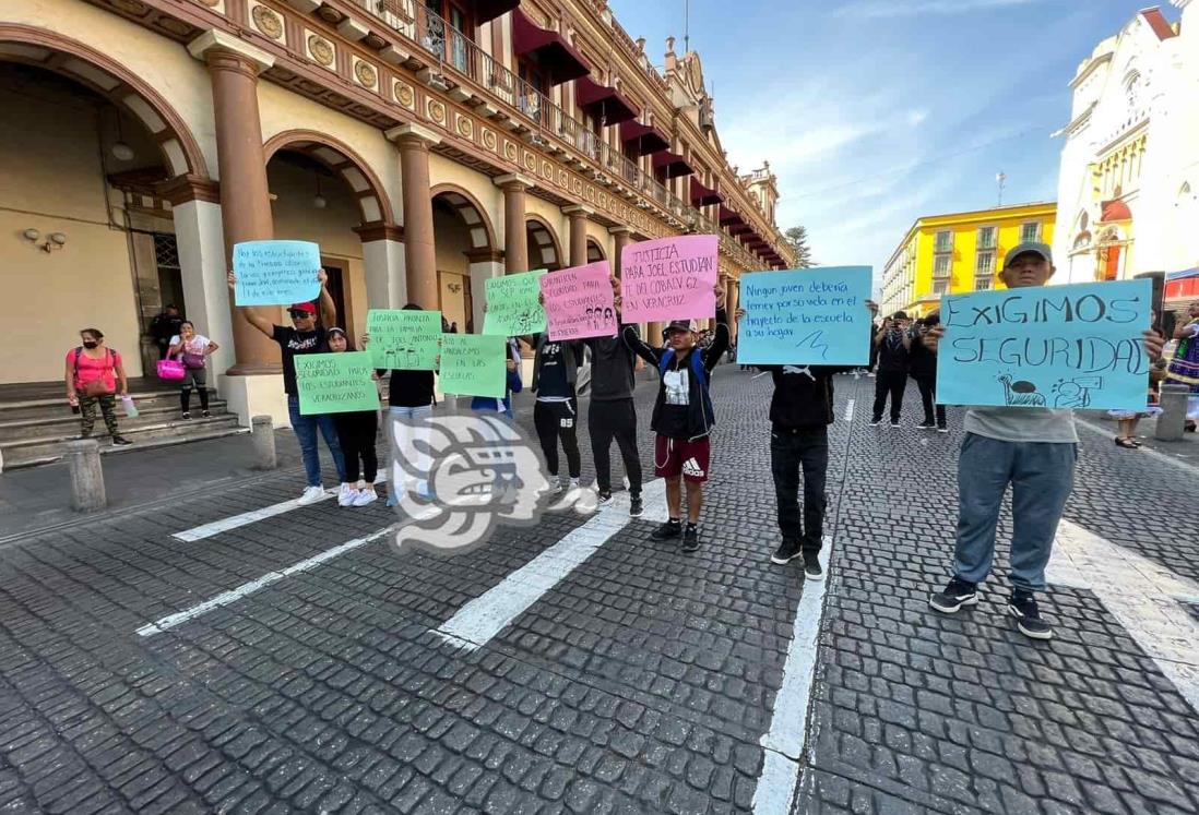 Jóvenes protestan en Xalapa, exigen justicia por Joel, estudiante fallecido en asalto en Veracruz(+Video)