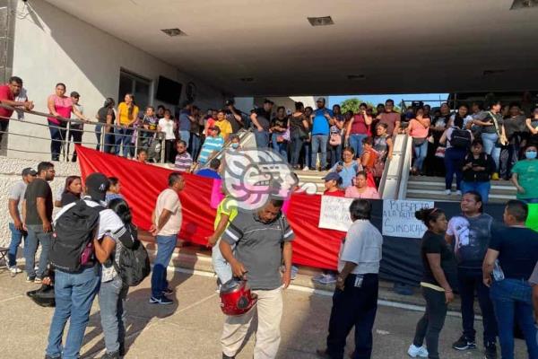 Ganan amparo empleados del SUEM y sigue la huelga en Minatitlán(+Video)