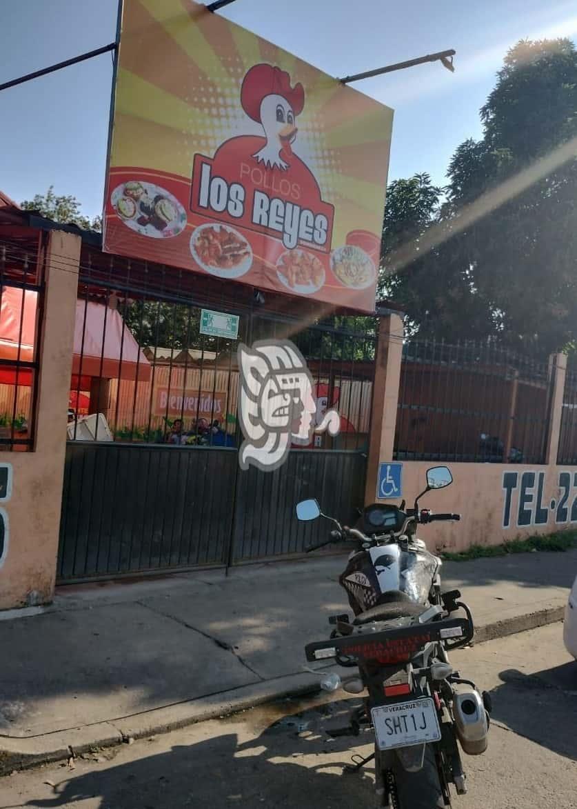 Balean tercer sucursal de Pollo Reyes en Minatitlán