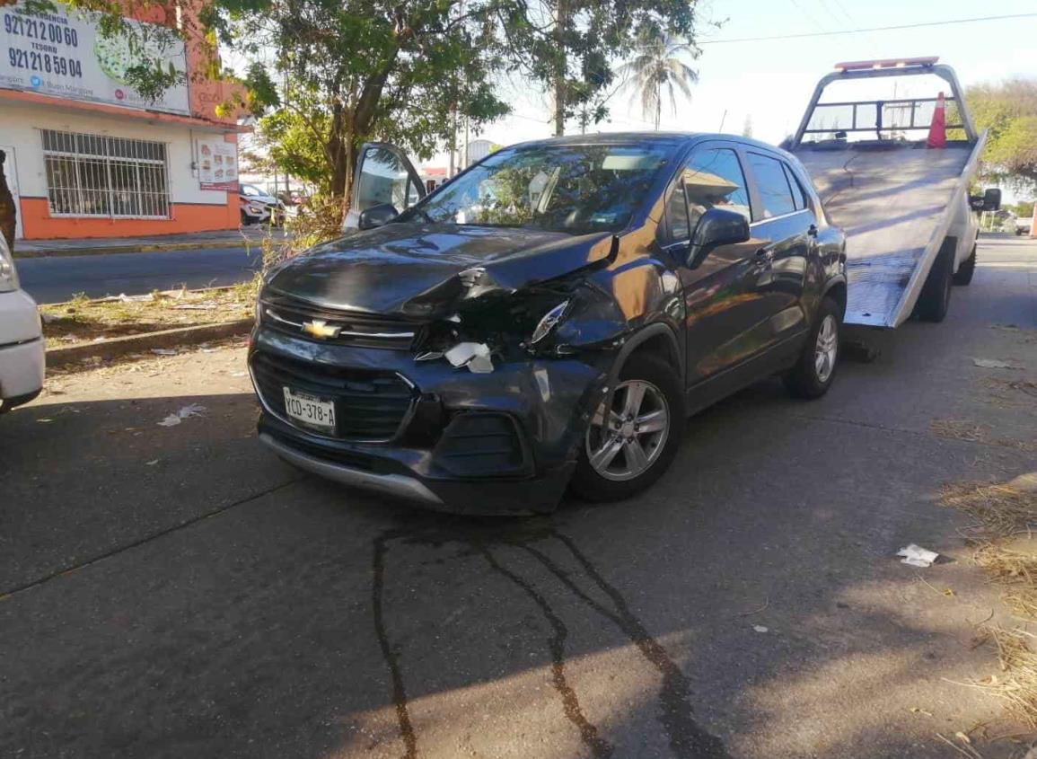 Aparatosos choques en Coatzacoalcos; cuantiosos daños materiales