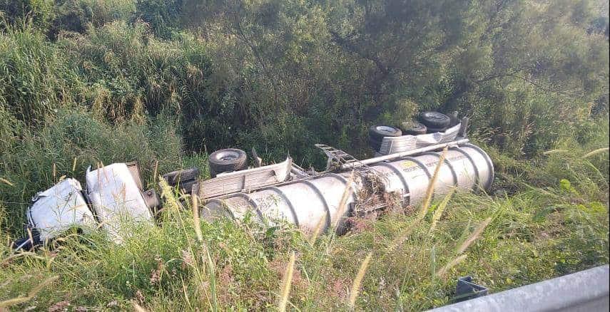 Vuelca pipa cargada con ácido nítrico en carretera de Veracruz