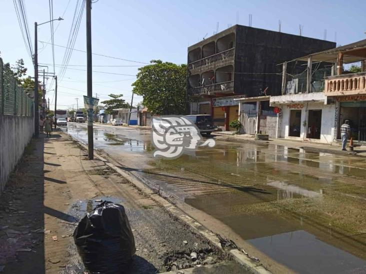 Cansados de caminar entre aguas negras, bloquean la Miguel Hidalgo (+Video)