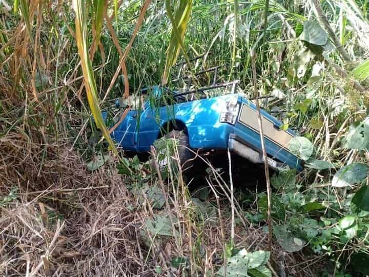 Vuelca camioneta y termina saliéndose del camino hacia Totutla