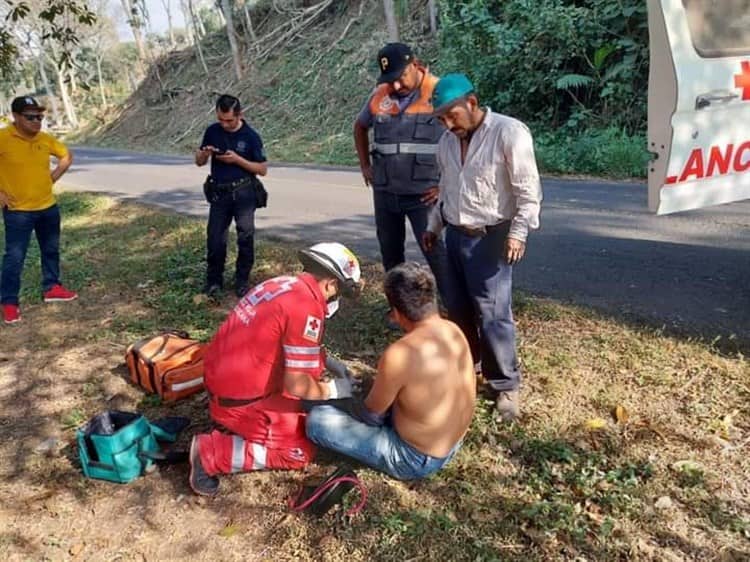 Vuelca camioneta y termina saliéndose del camino hacia Totutla