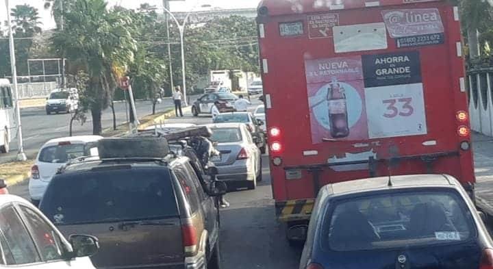 Cierran puente de La Boticaria y se provoca caos vial en Boca del Río