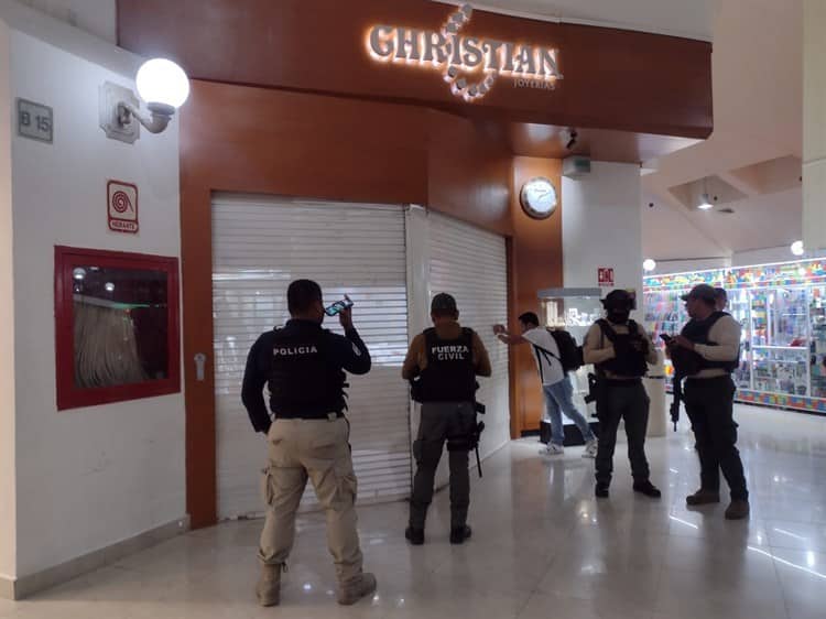 Hombres armados asaltan joyería de Plaza Mocambo (+video)