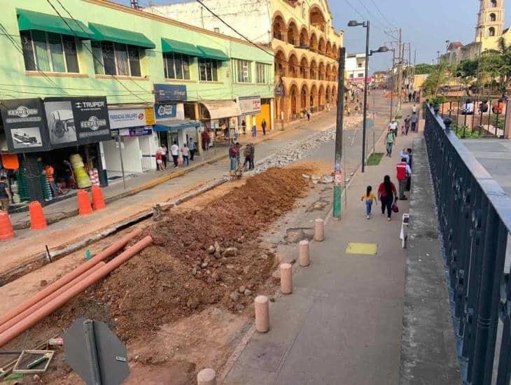 Más caos en el centro de Acayucan por cierre de avenida