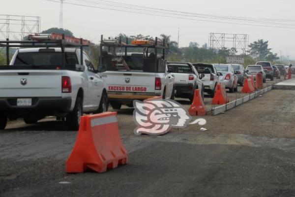 Embotellamientos por reducción de carriles en la Coatza-Mina