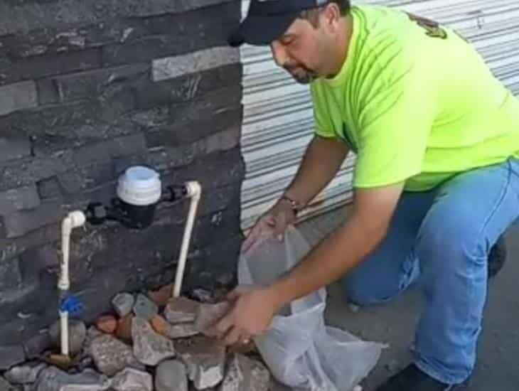 Le dejan tirado escombro tras obra, ciudadano molesto se los regresa a las oficinas en Alvarado