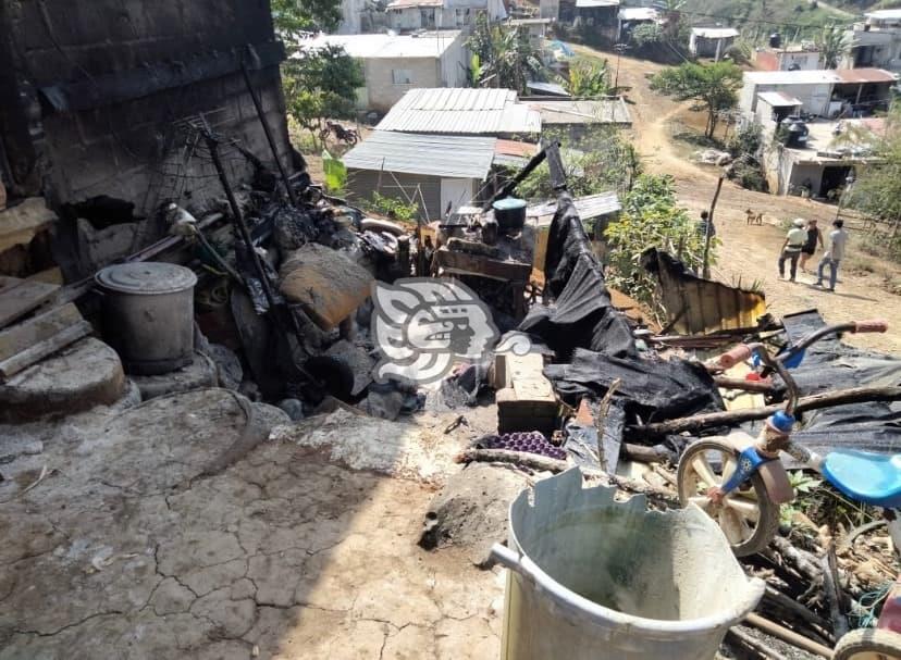 ¡Perdieron todo! En Xalapa, familia se queda sin hogar tras incendio
