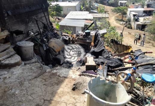 ¡Perdieron todo! En Xalapa, familia se queda sin hogar tras incendio