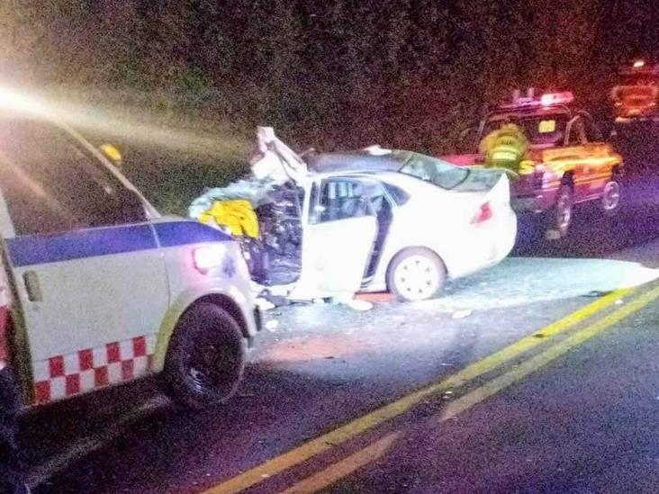 Choca con camión en Banderilla y automovilista queda prensado