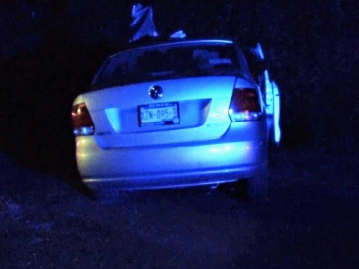 Choca con camión en Banderilla y automovilista queda prensado