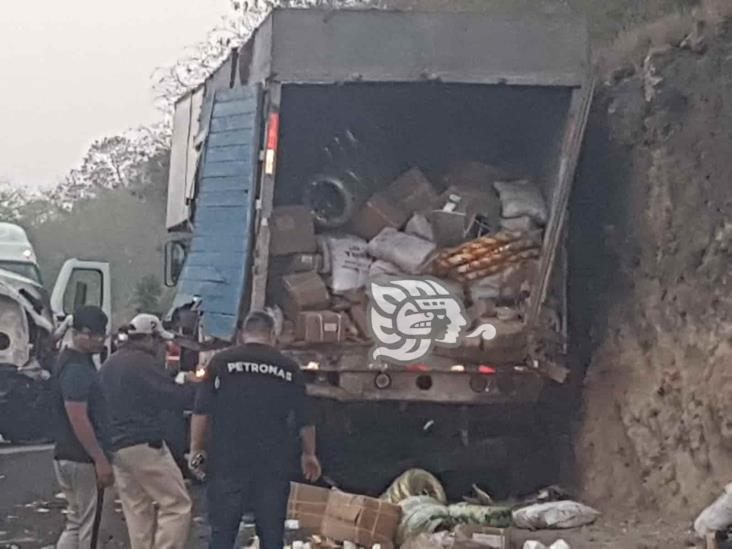 Choque entre dos tráileres en libramiento de Plan del Río, deja un lesionado