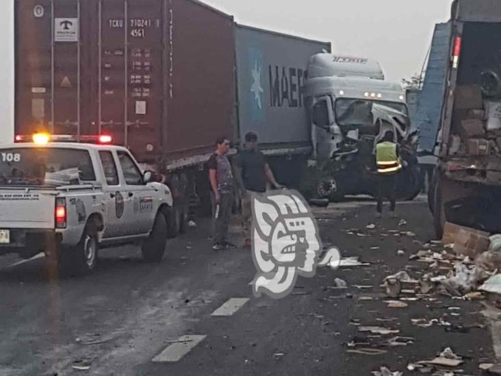 Choque entre dos tráileres en libramiento de Plan del Río, deja un lesionado