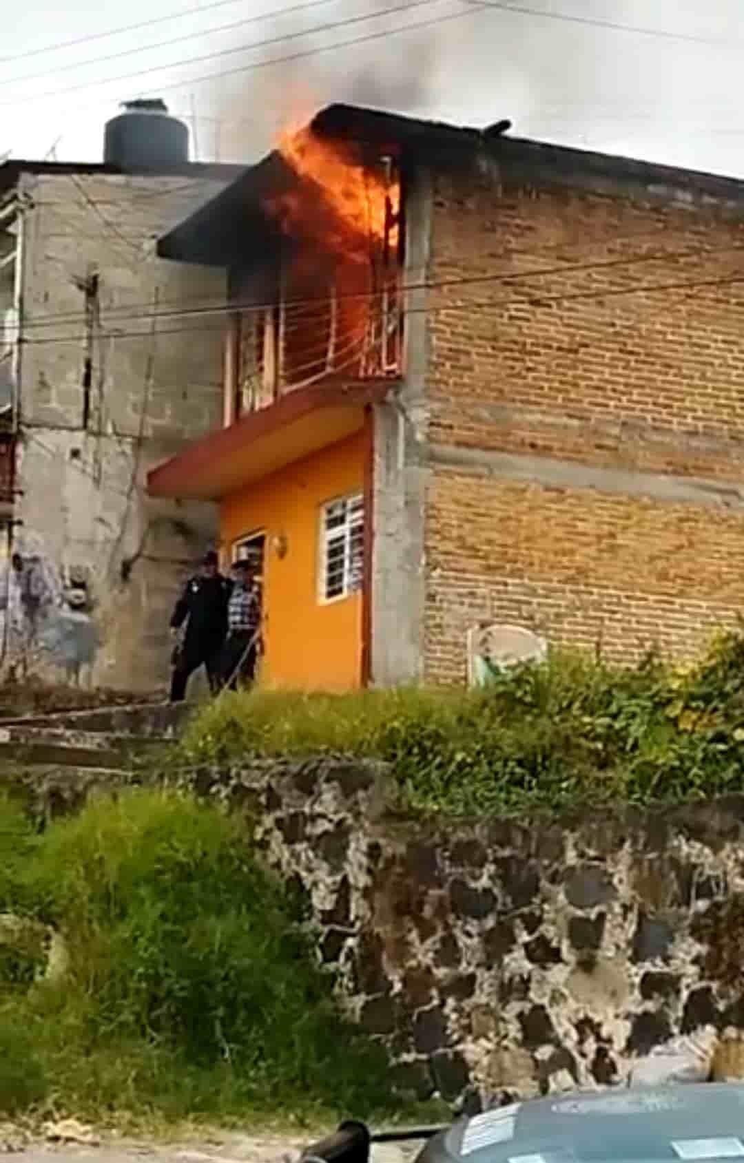 Bomberos salvan a perrito en voraz incendio en Veracruz