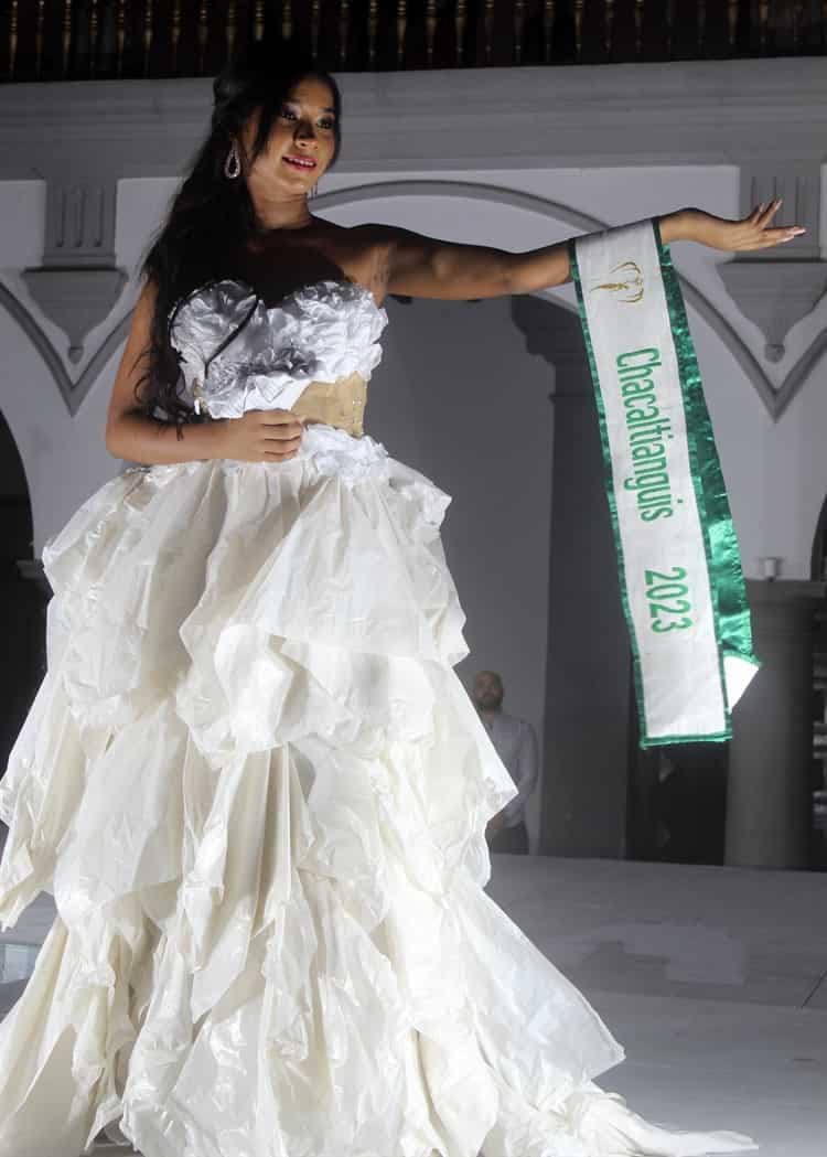 Semifinalistas de Miss Earth Veracruz modelaron vestidos con material reciclados