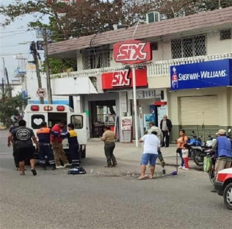 Se cae con todo y triciclo cargado de refrescos en Tierra Blanca