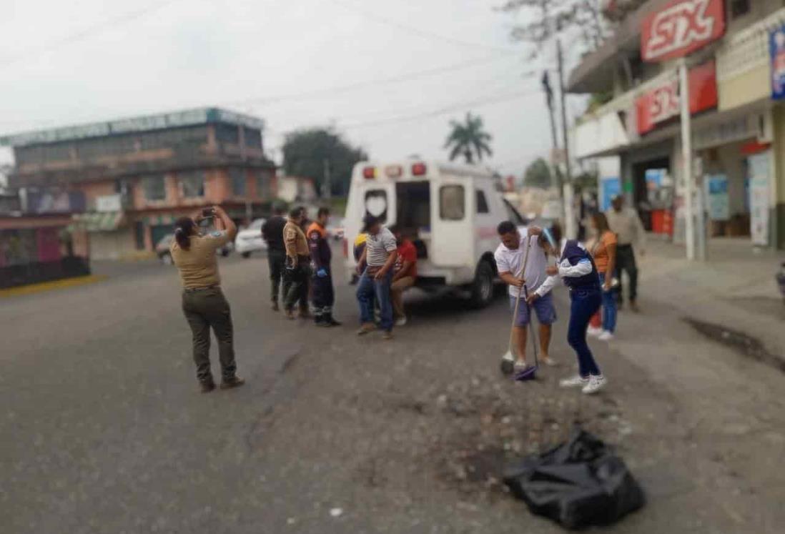 Se cae con todo y triciclo cargado de refrescos en Tierra Blanca