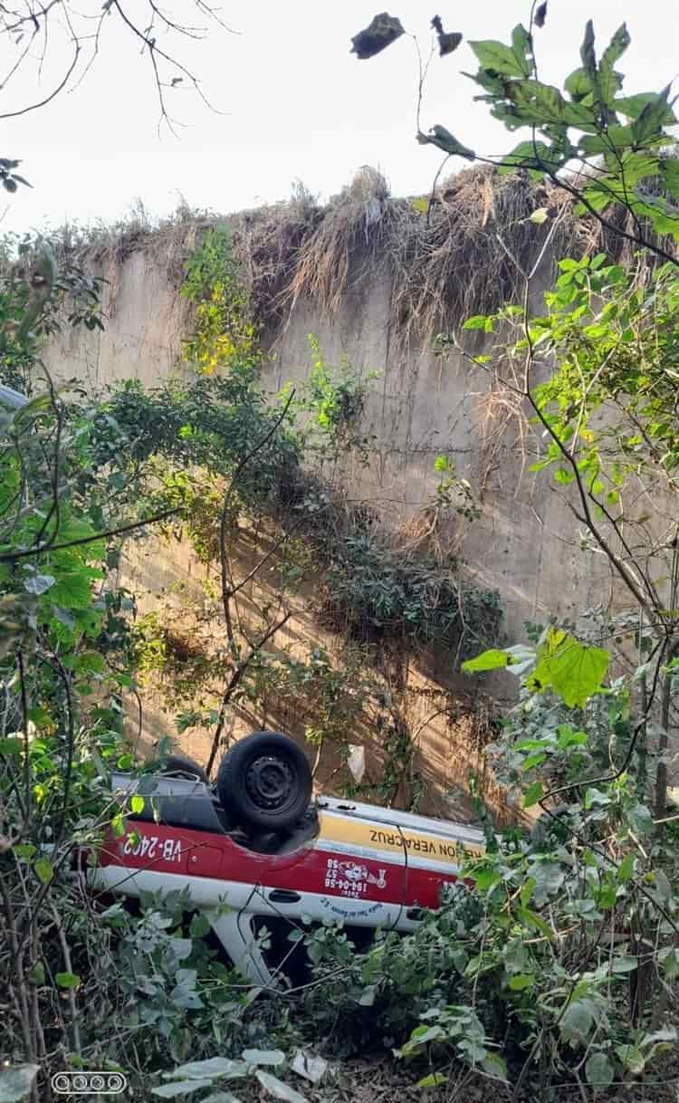 Taxi vuelca en desfiladero del bulevar Portuario de Veracruz