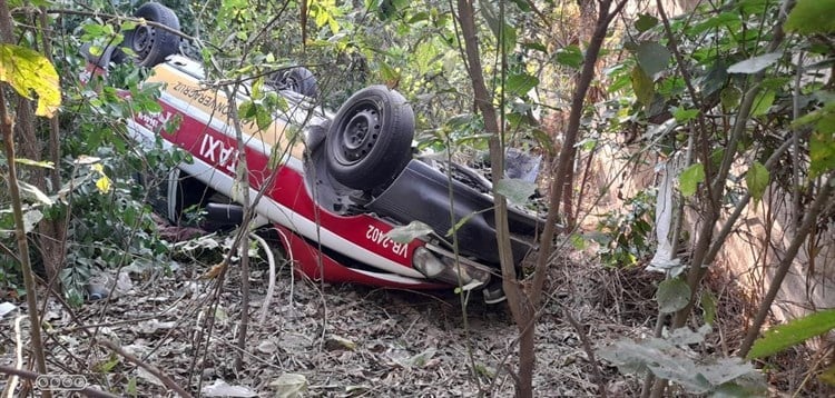 Taxi vuelca en desfiladero del bulevar Portuario de Veracruz