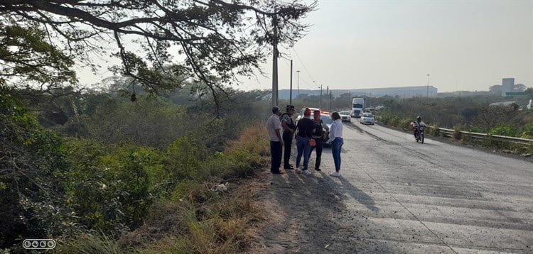 Taxi vuelca en desfiladero del bulevar Portuario de Veracruz