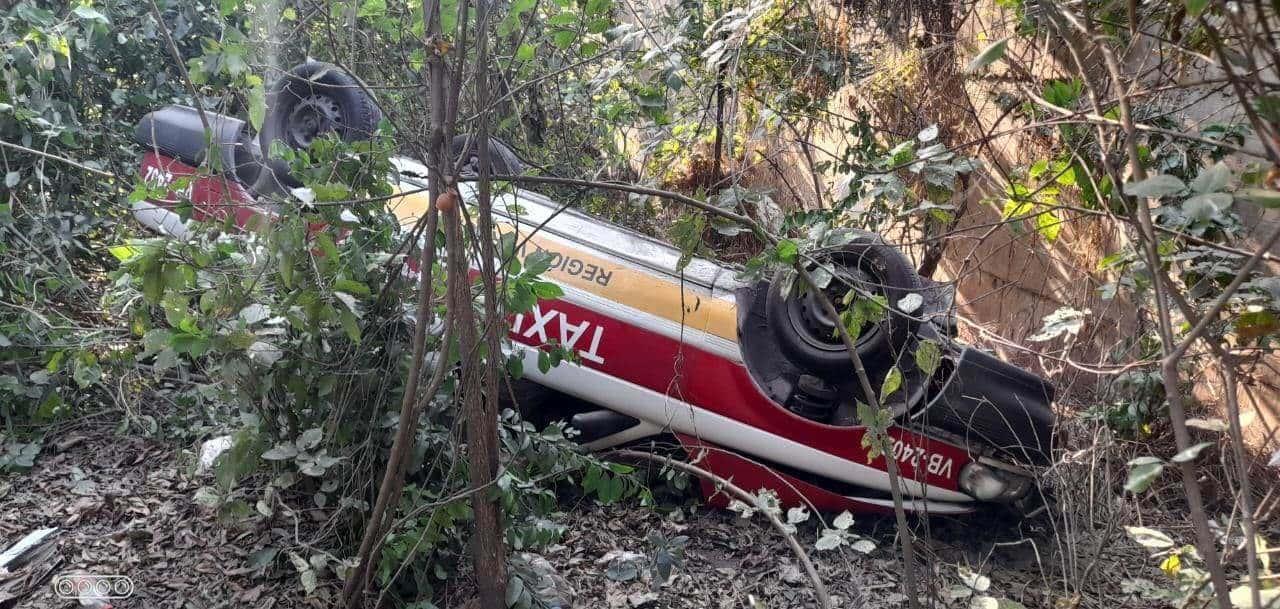 Taxi vuelca en desfiladero del bulevar Portuario de Veracruz