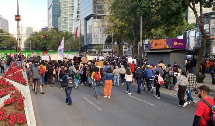 Con pintas, gritos y flores, marchan contra GN en el Metro