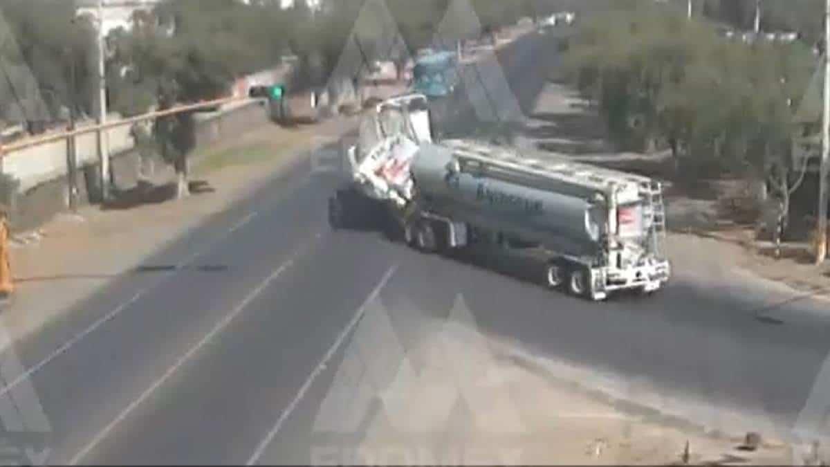 ¡Por poco termina en tragedia!; Vuelca tráiler de doble remolque en la carretera libre México-Pachuca (+Vídeo)