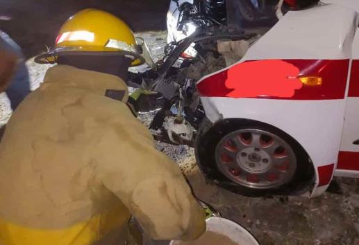 Muere mujer taxista al volcar con su unidad en el bulevar Xalapa- Coatepec