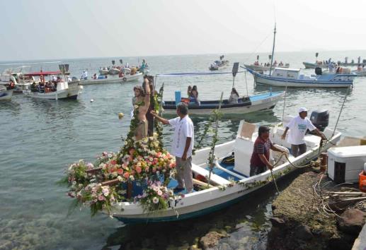 Con procesión en el mar, celebran a San Sebastián en Veracruz (+Video)