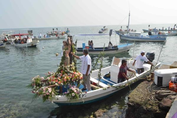 Con procesión en el mar, celebran a San Sebastián en Veracruz (+Video)