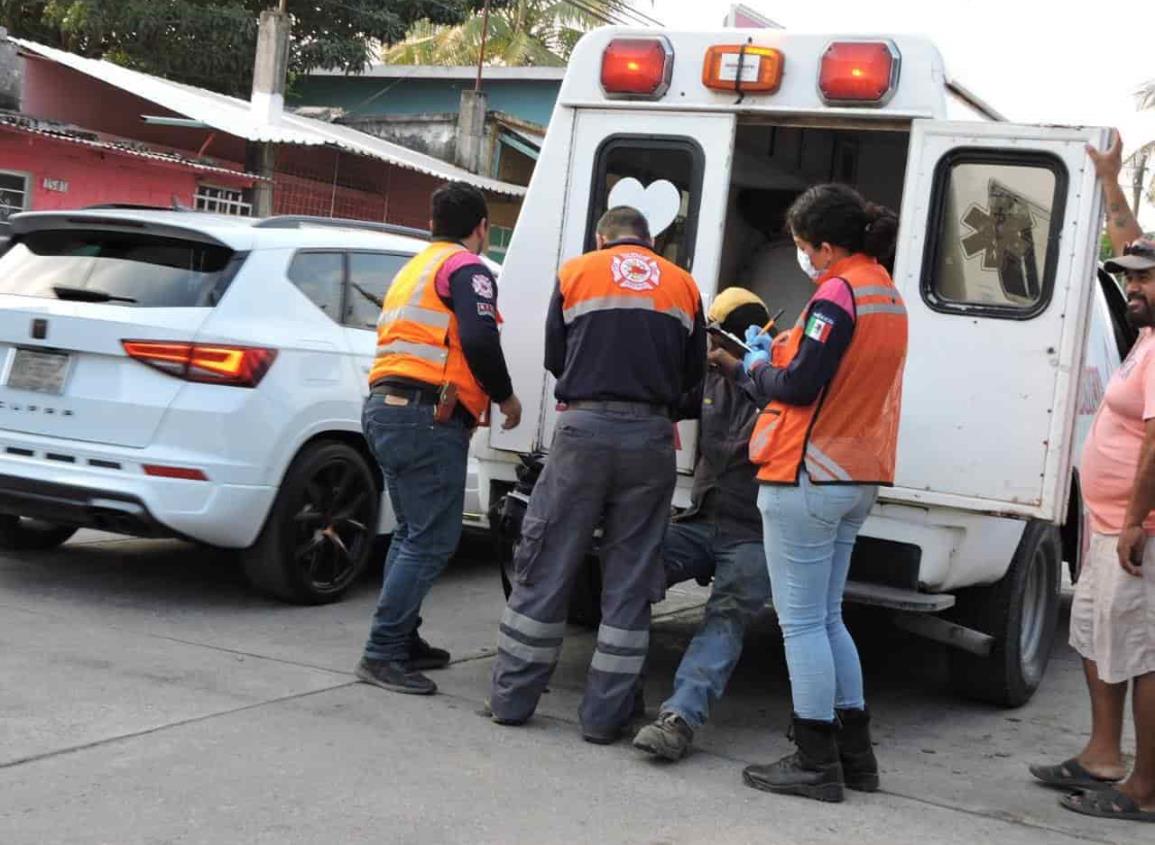 Fuerte impacto entre motocicleta y camioneta en Tierra Blanca; hay dos lesionados