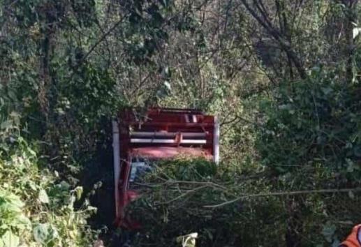 Camioneta cae a barranco sobre la carretera Fortín-Huatusco tras sufrir una crisis el conductor