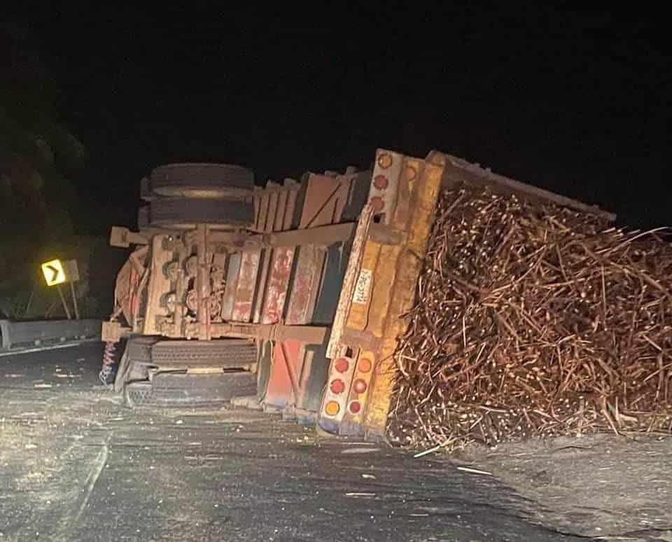 Vuelca camión cañero en carretera federal Cosamaloapan - Tuxtepec