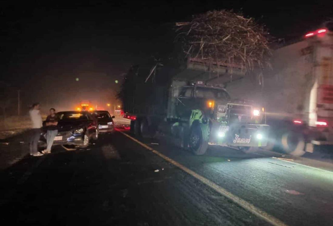 Se accidentan dos vehículos y un camión cargado con caña de azúcar en Tierra Blanca