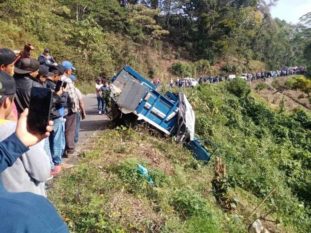 Automovilista pierde la vida al caer en un barranco en Totutla