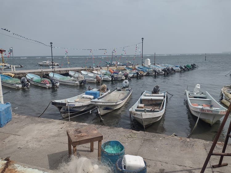 Pescadores no sacan lanchas del mar pese a rachas de norte en Veracruz