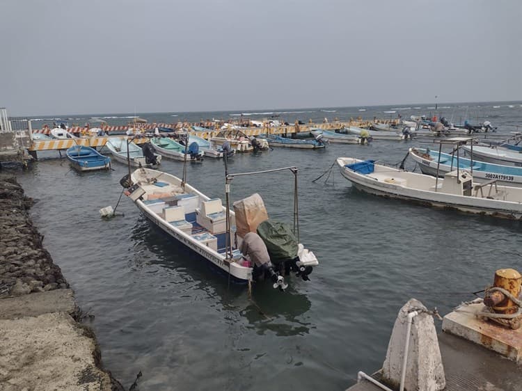 Pescadores no sacan lanchas del mar pese a rachas de norte en Veracruz