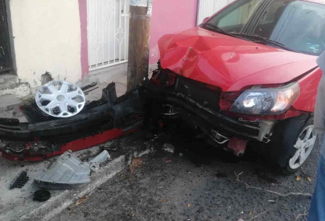 Mujer en presunto estado de ebriedad choca contra poste en Boca del Río